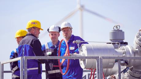 Robert Habeck (r., Bündnis 90/Die Grünen), Bundesminister für Wirtschaft und Klimaschutz, besichtigt während seines Besuchs in der VNG Gasspeicher GmbH einen Kavernenspeicher.