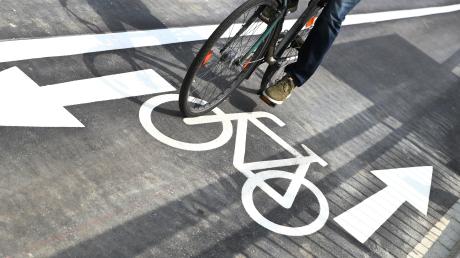 Ein unbekannter Radfahrer fuhr einen Fußgänger in Bellenberg um und floh.