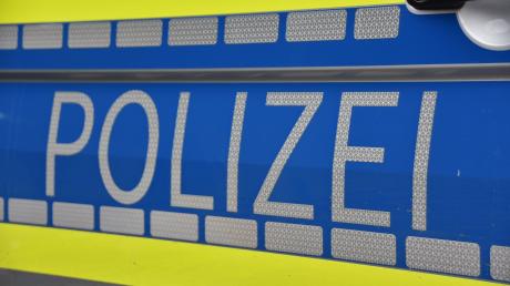 In Donauwörth ist am Montag ein Auto mit einem Radfahrer zusammengestoßen. Das meldet die Polizei.