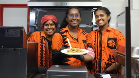Aus Mering St. Afra ist Arunanithy Kumaran (links) mit den Töchtern Asna und Apina beim Streetfoodfestival mit ihrem Foodtruck "Spice in Town" mit Spezialitäten aus Sri Lanka vertreten.
