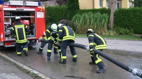 Die Feuerwehr Baindlkirch könnte ein neues Fahrzeug bekommen. Hier ist die Wehr bei einer Übung zu sehen.