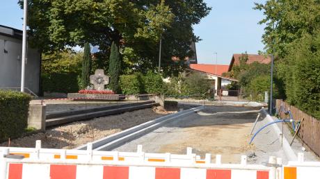 Demnächst rückt die Teerkolonne an, um den zweiten Abschnitt des Quartiers "Kirchplatz" zu asphaltieren. Damit ist in Bellenberg erstmals
die Sanierung eines Quartiers im Ganzen erfolgt. 
