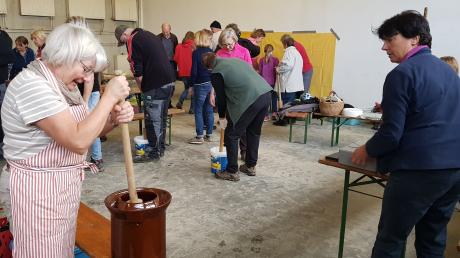 Der Gartenbauverein Rinnenthal organisiert das Sauerkrauteinlegen in einer Halle an der Biogasanlage Rehrosbach.
