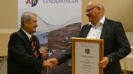 Reiner Pfaffendorf (links) erhielt die Bürgermedaille der Gemeinde Genderkingen; Bürgermeister Leonhard Schwab würdigte dessen vielfältigen Verdienste.
