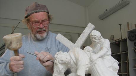 Der Steinbildhauermeister Franz Seidl bei der Arbeit für einen "Kniefall" für den Altstadtfest-Bildstock im Jahr 2010. Der Rinnenthaler strab jetzt im Alter von 80 Jahren.