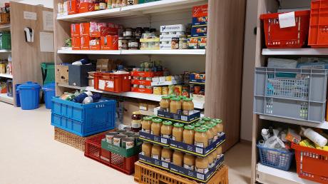 Viele Kisten an Nahrungsmittel werden bei den Supermärkten zusammengetragen, um bei der Meringer Tafel an Bedürftige ausgegeben zu werden. Doch nun ist der Lastenaufzug defekt. 