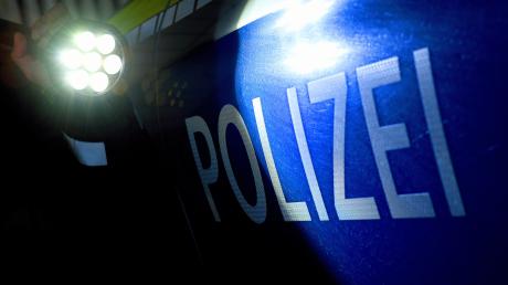 Die Polizei sucht Unbekannte, die in Günzburg 200 Meter Kabel gestohlen haben. 