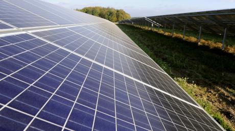 Der Biberbacher Gemeinderat ließ sich vom Investor überzeugen: Freiflächen Photovoltaik – wie hier eine Anlage in Jettingen-Scheppach ist jetzt in der Gemeinde möglich.