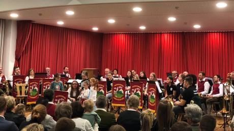 Alle Generationen auf einer Bühne. Die Stammkapelle des Musikvereins Langenhaslach trat beim Konzert mit den vereinseigenen Flötenkindern und einem Jungmusikerensemble auf.