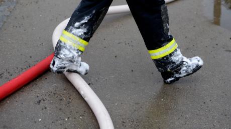 Ein Auto geriet auf der A8 in Brand. Die Freiwillige Feuerwehr Burgau musste den Brand löschen.  
