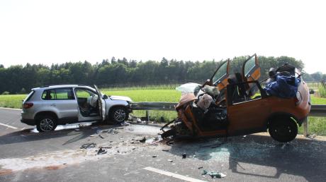 Eine Autofahrerin kam bei Geisenfeld auf die Gegenfahrbahn und stieß mit einem anderen Auto zusammen.