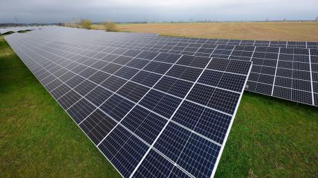 Solarparks auf freiem Feld sind umstritten. Affing will nun das Gemeindegebiet analysieren lassen, um das Potenzial für solche Anlagen einschätzen zu können.