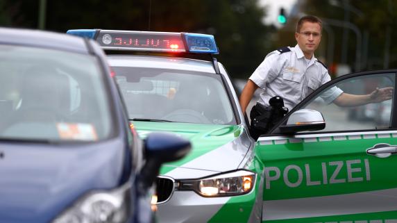 Bäumenheim: Fahranfänger prallt auf der B2 gegen ein Schild: Auto