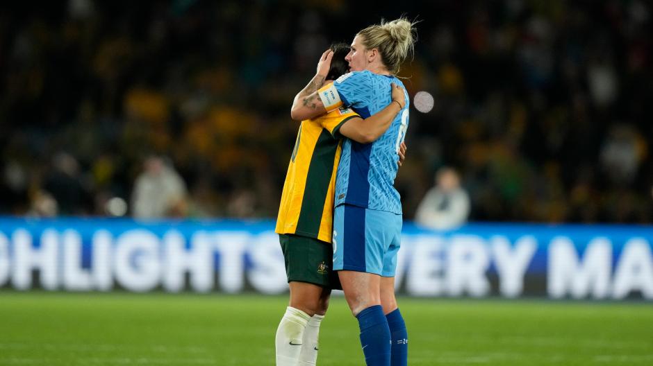 Nach dem Sieg der Engländerinnen im WM-Halbfinale tröstet Millie Bright (rechts) Australiens Superstar Sam Kerr.