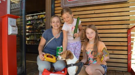 Die Haunsheimerin Birgit Vasilejevic und ihre Töchter Lilja (Mitte) und Leona finden die Nahkaufbox praktisch zum Einkaufen. Dieses Mal gab es auch etwas Süßes für die Kinder.