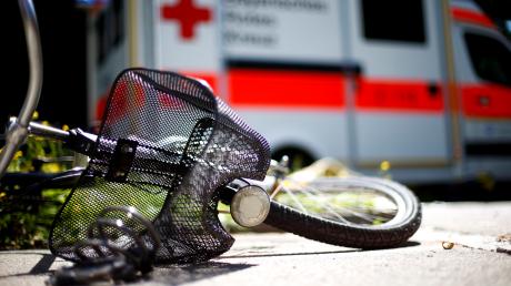 Eine Radlerin ist nach einem Unfall bei Horgau ins Krankenhaus eingeliefert worden. 