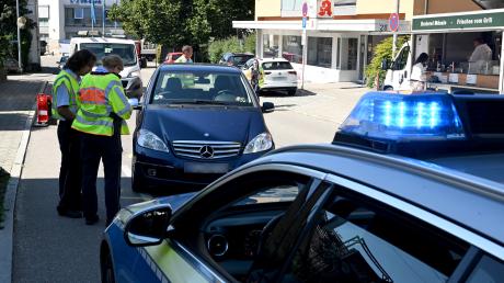 Die Polizei bei der Aufnahme des Unfalls in Dornstadt. Eine Fußgängerin wurde mit lebensgefährlichen Verletzungen ins Krankenhaus gebracht. Dort starb sie am Sonntag.