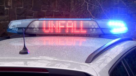 Nach einem Unfall auf der A8 zwischen Adelsried und Neusäß sind fünf Menschen verletzt, berichtet die Polizei.