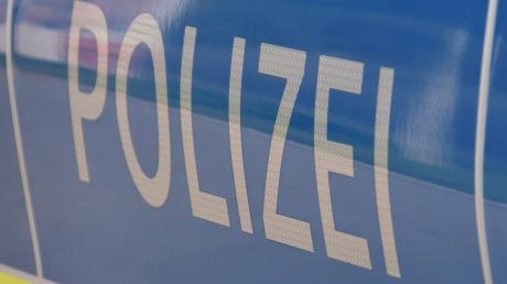 Nach einem Unfall auf der B16 bei Donauwörth ermittelt die Polizei gegen einen Autofahrer.
