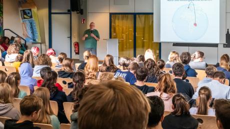 Beim Fair-Trade-Tag am Dominikus-Zimmermann-Gymnasium in Landsberg hielt Edwin Busl einen Vortrag.