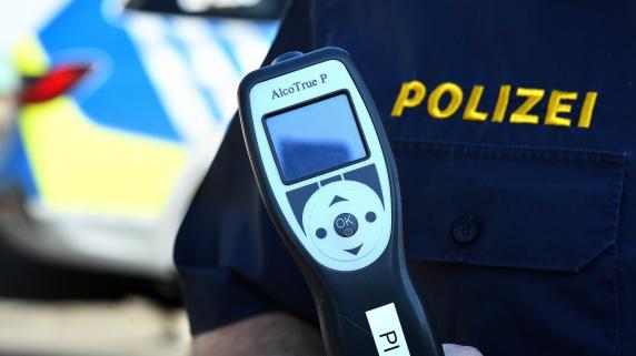 Unglaublich in Ettlingen: Autofahrer sprengt Promille-Messgerät