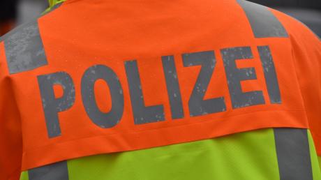 Mindestens zwei Unfälle hat nach Angaben der Polizei ein 29-Jähriger in der Nacht zum Dienstag in Lauingen verursacht. 