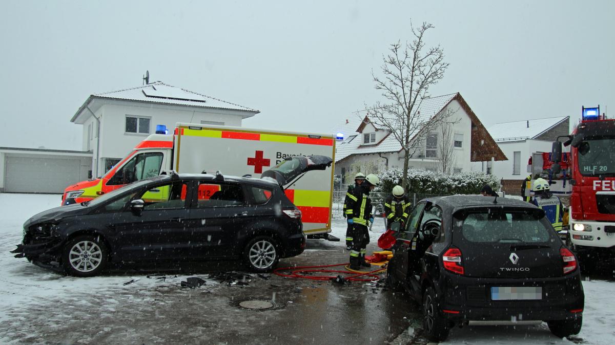Vöhringen: Frau wird bei Unfall im Auto eingeklemmt und schwer