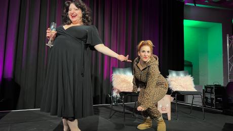 Die beiden Kabarettistinnen Claudia Ebert (links) und Irene Weber alias „Die Puderdose“ brachten mit ihren Gags das Publikum zum Toben.
