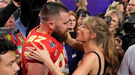 Taylor Swift küsst Kansas City Chiefs Tight End Travis Kelce nach dem Sieg. Die Chiefs gewannen 25-22. Foto: 