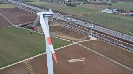Bei einer Windkraftanlage in der Nähe von Dornstadt-Temmenhausen an der A8 war ein Rotorblatt abgebrochen. Die Reste des 40 Meter langen und 15 Tonnen schweren Flügels liegen auf einem Acker.