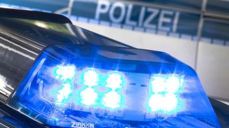 Ein verwirrter Mann, der offenbar unter Drogeneinfluss stand, hat in Lauingen ein Gewächshaus beschädigt.