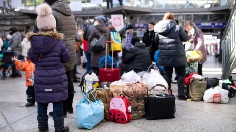 Flüchtlinge aus der Ukraine warten in einer Bahnhofshalle. CSU-Landesgruppenchef Alexander Dobrindt will Ukrainer ausweisen, die in Deutschland keine Arbeit haben. 
