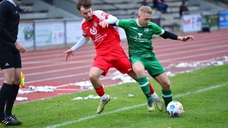 Am letzten Spieltag kommt es in Königsbrunn zum Endspiel um die Meisterschaft. Kann der FC Königsbrunn mit Fabio Blasi (rotes Trikot) den Titel gegen Lagerlechfeld klar machen?
