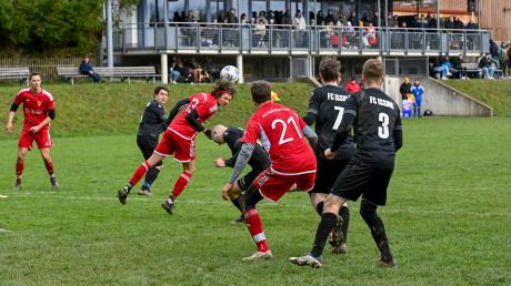 Ein hart umkämpftes Spiel lieferten sich der FC Issing und der FC Hofstetten (rote Trikots) 
