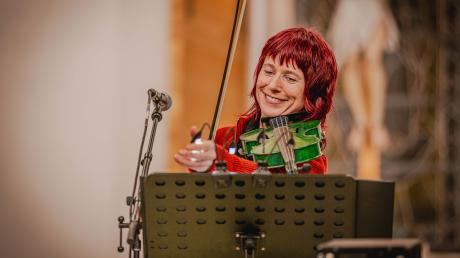 Monika Drasch, Markenzeichen  grüne Geige, kommt zum Konzert in die Ehinger Kirche.