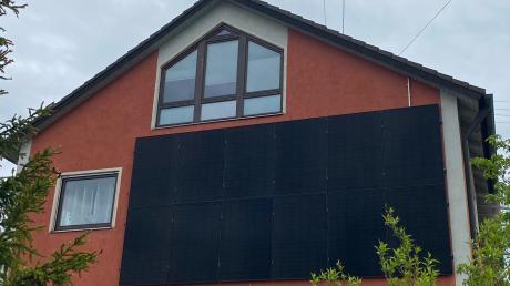 Mit der zusätzlichen Photovoltaik-Anlage an der Fassade haben Iris Madlener und Thomas Schonbucher das Potential für die Stromerzeugung gesteigert.