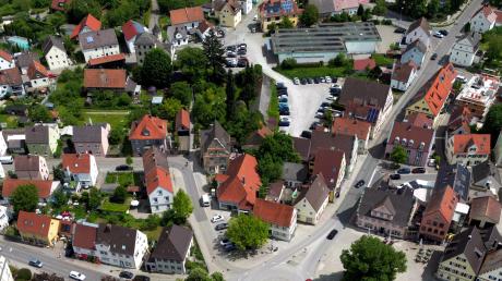 Die Stadt Weißenhorn möchte mit dem Rössle-Areal (in der Bildmitte der dortige Parkplatz) eine wichtige und noch zur Verfügung stehende zusammenhängende Fläche entwickeln.  