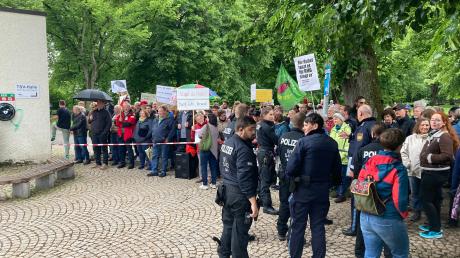 Mit einer Gegendemonstration haben zahlreiche Menschen aus Weißenhorn und Umgebung am Dienstagabend vor der Stadthalle ein Zeichen gegen rechtes Gedankengut und die AfD gesetzt.  