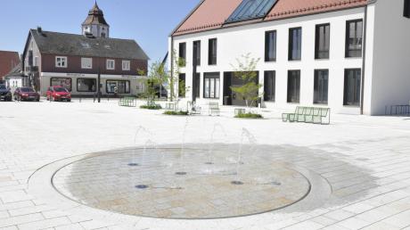 Der Brunnen am neuen Dorfplatz in Buchdorf wurde jetzt installiert.