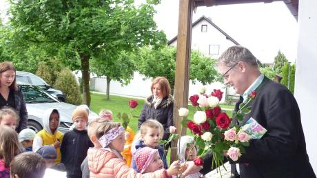 Die Kindergartenkinder überraschten das Geburtstagskind mit Rosen und einer selbstgestalteten Bank
