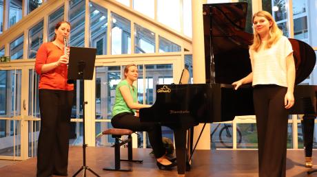 Monika Abel-Lazar (Gesang), Kathrin Isabelle Klein (Klavier) und Susanne Geuer (Klarinette) bescherten dem Publikum in Mertingen einen wahrlich zauberhaften Abend.