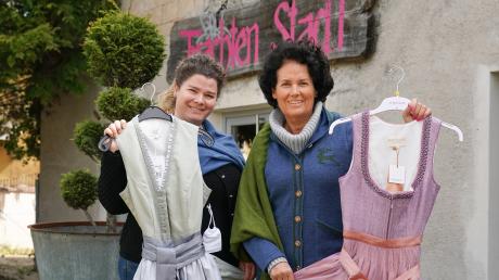 Johanna Lechner (links), Inhaberin des Trachtenstadl Oettingen, und ihre Mutter wissen, was 2024 bei Dirndl und Lederhosen im Trend liegt. 