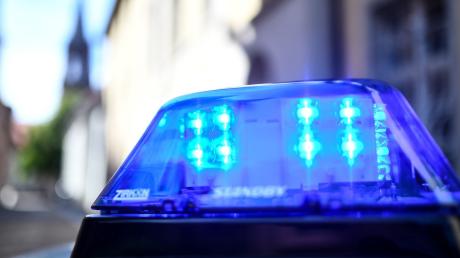 Auf einem Supermarktparkplatz in Ichenhausen ereignete sich ein Unfall, indem ein 77-Jähriger beim Ausparken das Auto einer 49-Jährigen touchierte.
