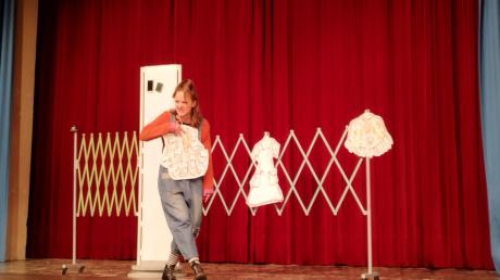 Beim Theatergasstpiel mit dem Jungen Landestheater Schwaben erklärt Linda Prinz  in allen Rollen „den Wahnsinn der Welt“.