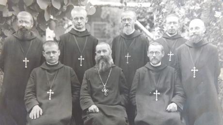 Diese Aufnahme zeigt Pater Willibald Kugelmann (stehend rechts) mit seinen Mitbrüdern und dem Abt in Korea.
