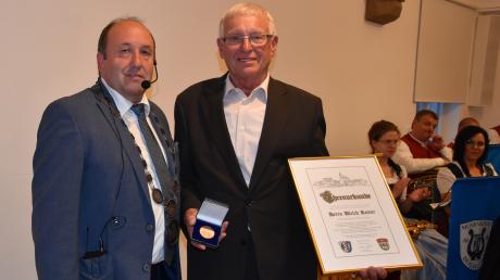 Ulrich Reiner aus Buchdorf (rechts) erhielt aus den Händen von Bürgermeister Walter Grob die Bürgermedaille in Bronze.