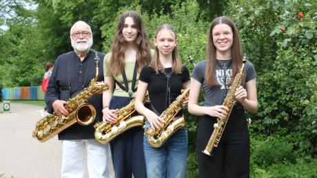Manfred-Andreas Lipp (von rechts), Lucia Reiter, Sarah Wiedmann und Chiara Bunk laden am Dienstag, 25. Juni, um 20 Uhr zum Konzert in den Saal der Musikschule Wertingen ein.
