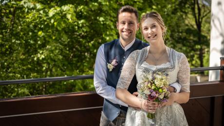 Marc und Johanna Mercer aus Wulfertshausen haben sich bei ihrer standesamtlichen Hochzeit für ein Outfit in Tracht entschieden.