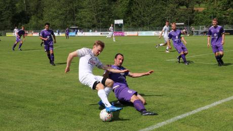 Während für Walkertshofen (lila Trikots) eine durchwachsene Saison in der Kreisklasse endet, kann der TSV Bobingen II (weiße Trikots) in der Relegation noch den Aufstieg in die Kreisliga schaffen.