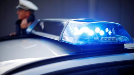 Als die Frau in Augsburg zurückkehrte, sah sie, dass am Auto eine Scheibe eingeschlagen worden war, berichtet die Polizei.